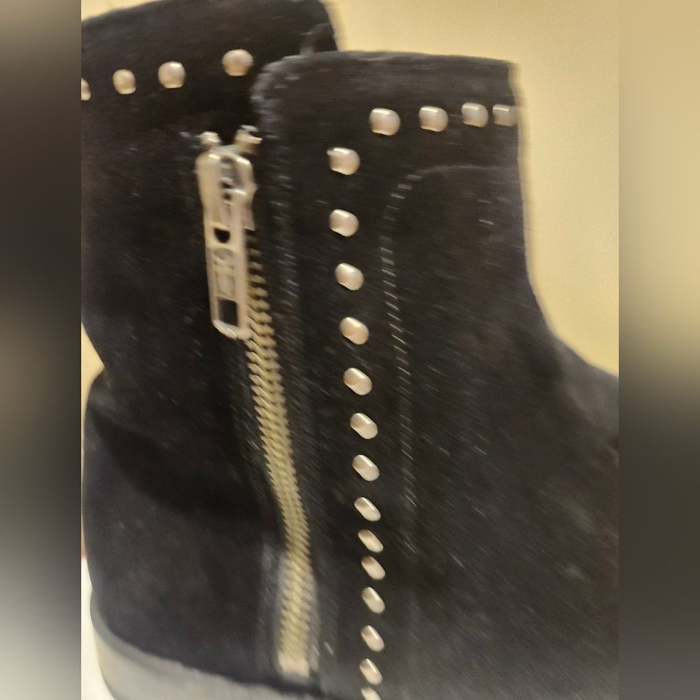 Frye "Natalie" Black Suede w/Stud Trim Ankle Boots Sz.7.5 Ret.$358 - Picture 4 of 10